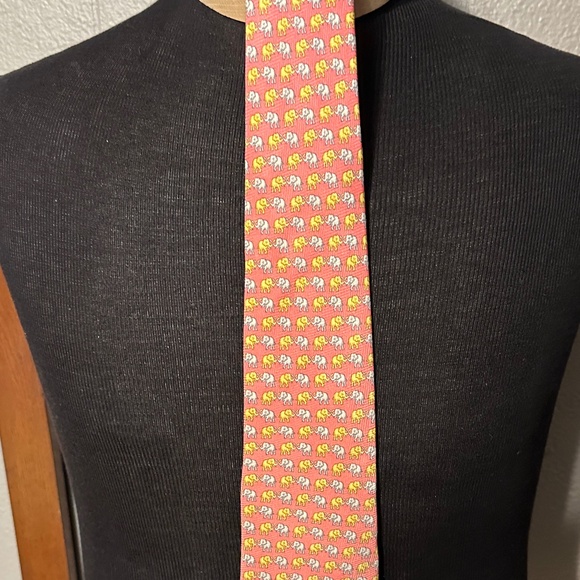 AUTHENTIC VALENTINO 6991 100% SILK NECKTIE TIE SALMON ELEPHANTS - Picture 2 of 8